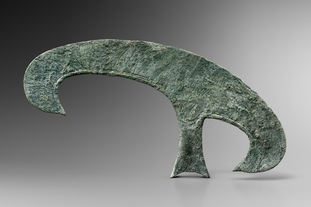 Grande hallebarde cérémonielle "candrasa", fin du 1er millénaire av. J.-C. jusqu'au début du 1er millénaire apr. J.-C., Indonésie, probablement du Java oriental, Taille: L: 77,5 cm B: ca. 39 cm (L: 30.5 inch B: ca. 15.4 inch), ID: 3052703