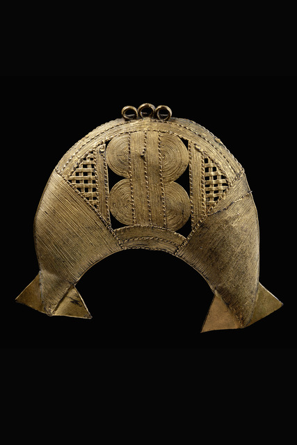 Pendant with fish-fin ends, Ghana, Akan, Size: H: 8,5 cm B: 8,8 cm (H: 3.3 inch B: 3.5 inch), ID: 3052823