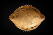 Pendentif finement travaillé (fruit ?), Ghana, Akan, Taille: H: 7 cm B: 9,8 cm (H: 2.8 inch B: 3.9 inch), ID: 3052813 - 2/2