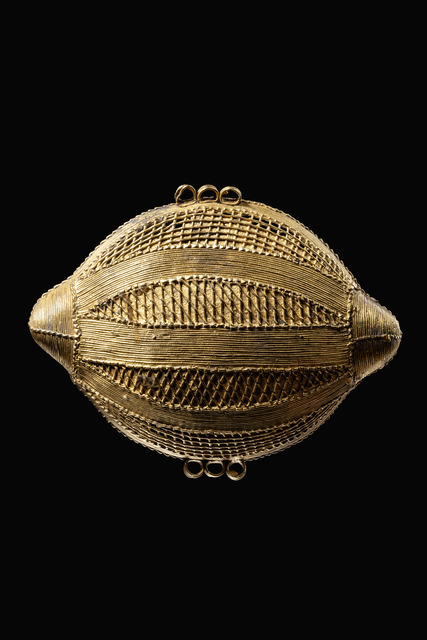 Pendant (fruit?), Ghana, Akan, Size: H: 7 cm B: 9,8 cm (H: 2.8 inch B: 3.9 inch), ID: 3052813