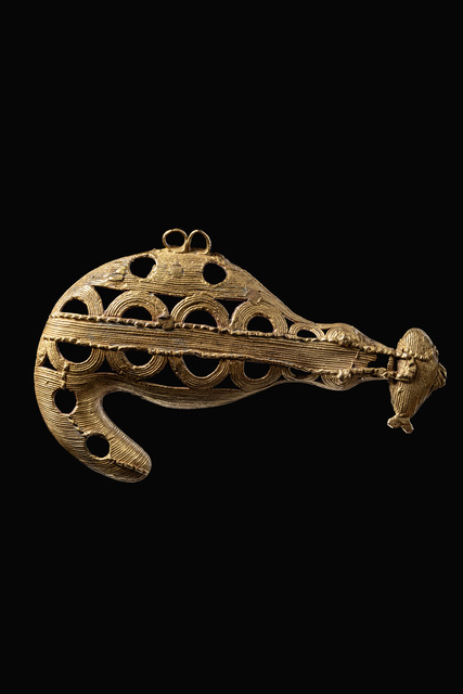 Pendant crocodile with fish, Ghana, Akan, Ashanti, Size: B: 11 cm (B: 4.3 inch), ID: 3052835