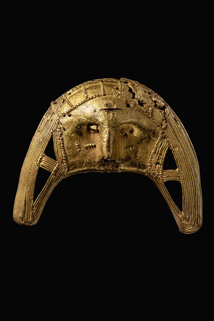 Pendant with anthropomorphic face, Ghana, Akan / Côte d'Ivoire, Baule, Size: H: 6 cm B: 8 cm (H: 2.4 inch B: 3.1 inch), ID: 3052805