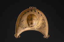 Mask-face pendant, Ghana, Akan / Côte d'Ivoire, Baule, Size: H: 7,5 cm B: 7,5 cm (H: 3.0 inch B: 3.0 inch), ID: 3052806 - 2/2