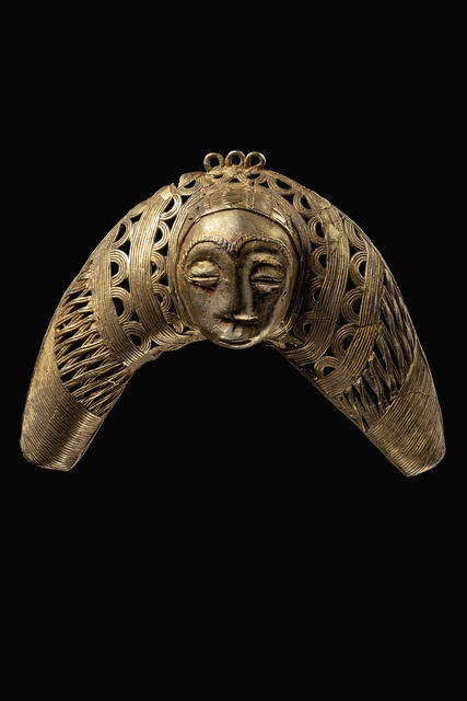 Pendant with anthropomorphic face, Ghana, Akan / Côte d'Ivoire, Baule, Size: H: 8 cm B: 10,8 cm (H: 3.1 inch B: 10,3.1 inch), ID: 3052808