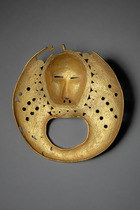 Pendant with anthropomorphic face, Ghana, Akan / Côte d'Ivoire, Baule, Size: H: 9,4 cm B: 8,5 cm (H: 3.7 inch B: 3.3 inch), ID: 3052809 - 2/2