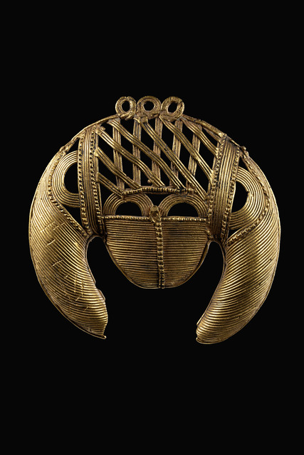 Pendant in the form of a stylized ram’s head, Ghana, Akan, Size: H: 7,5 cm (H: 3.0 inch), ID: 3052837