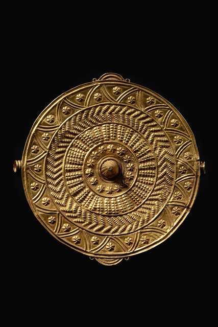 Pectoral disc "akrafokonmu" ("soul washers badge"), Ghana, Akan, Ashanti, Size: D: 12,8 cm (D: 5.0 inch), ID: 3052818