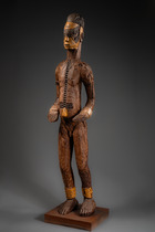 Male shrine figure "alusi", Nigeria, Igbo, Size: H: 150 cm (H: 59.1 inch), ID: 3052866 - 3/5