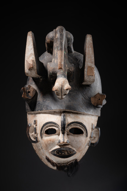 Anthropomorphic face mask with leopard, Nigeria, Idoma / Igbo, Size: H: 28,5 cm (H: 11.2 inch), ID: 3052873
