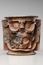 Urne monumentale, période classique, env. 400 - 800 apr. J.-C., Guatemala, Hautes Terres de l’Ouest, K’iche’ Maya (Quiché), Taille: H: 77,5 cm D: 68 cm B: 81 cm (with lateral flanges) (H: 30.5 inch D: 26.8 inch B: 31.9 inch (with lateral flanges)), ID: 3052914 - 2/3