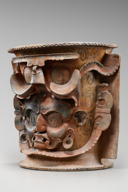 Monumental urn, Classic Period, ca. 400 - 800 AD, Guatemala, Western Highlands, K’iche’ Maya (Quiché), Size: H: 77,5 cm D: 68 cm B: 81 cm (with lateral flanges) (H: 30.5 inch D: 26.8 inch B: 31.9 inch (with lateral flanges)), ID: 3052914