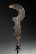 Couteau de culte et d'exécution "ngulu", "mbulu" ou "m'boutou", R. D. Congo, Ngombe, Taille: H: 57 cm (H: 22.4 inch), ID: 3052916 - 2/2