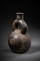 Stirrup spout vessel, Early Horizon, Middle Chavín style, ca. 800 - 600 BC, Peru, Chavin, Size: H: 23,5 cm (H: 9.3 inch), ID: 3052948 - 2/6
