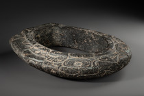 Closed yoke (“yugo”), Classic Period, ca. 450 - 900 AD, Mexico, Veracruz, Size: H: 48,5 cm B: 39,5 cm (H: 19.1 inch B: 15.6 inch), ID: 3053018 - 6/7
