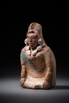 Ocarina en forme de femme assise, période classique tardive, vers 600–900 apr. J.-C., Mexique, Jaina, Taille: H: 10 cm (H: 3.9 inch), ID: 3052931 - 2/5