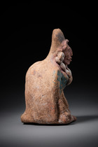 Ocarina en forme de femme assise, période classique tardive, vers 600–900 apr. J.-C., Mexique, Jaina, Taille: H: 10 cm (H: 3.9 inch), ID: 3052931 - 3/5