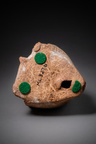 Ocarina en forme de femme assise, période classique tardive, vers 600–900 apr. J.-C., Mexique, Jaina, Taille: H: 10 cm (H: 3.9 inch), ID: 3052931 - 5/5