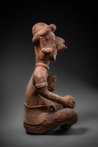 Figure masculine assise, période protoclassique, vers 100 av. J.-C. – 250 apr. J.-C., Mexique, Nayarit, Taille: H: 47 cm (H: 18.5 inch), ID: 3053091 - 3/6