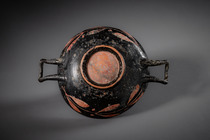 Trinkschale mit Seitengriffen "kylix", ca. 350 v.Chr., Süditalien / Magna Graecia, Xenon, Größe: H: 5 cm, B: 21 cm, D: 15,5 cm (H: 2.0 inch, B: 8.3 inch, D: 15,2.0 inch), ID: 3053280 - 2/7
