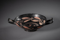 Trinkschale mit Seitengriffen "kylix", ca. 350 v.Chr., Süditalien / Magna Graecia, Xenon, Größe: H: 5 cm, B: 21 cm, D: 15,5 cm (H: 2.0 inch, B: 8.3 inch, D: 15,2.0 inch), ID: 3053280 - 4/7