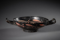 Trinkschale mit Seitengriffen "kylix", ca. 350 v.Chr., Süditalien / Magna Graecia, Xenon, Größe: H: 5 cm, B: 21 cm, D: 15,5 cm (H: 2.0 inch, B: 8.3 inch, D: 15,2.0 inch), ID: 3053280 - 5/7