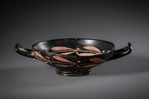 Trinkschale mit Seitengriffen "kylix", ca. 350 v.Chr., Süditalien / Magna Graecia, Xenon, Größe: H: 5 cm, B: 21 cm, D: 15,5 cm (H: 2.0 inch, B: 8.3 inch, D: 15,2.0 inch), ID: 3053280 - 7/7