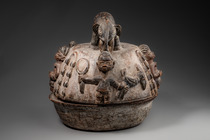 Lidded bowl for "ifa" oracle implements, Nigeria, Yoruba, artist probably Ogundeji, Size: D: 34,5 cm (D: 13.6 inch), ID: 3053112 - 7/7