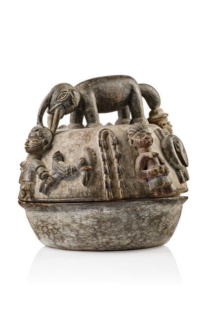 Lidded bowl for "ifa" oracle implements, Nigeria, Yoruba, artist probably Ogundeji, Size: D: 34,5 cm (D: 13.6 inch), ID: 3053112
