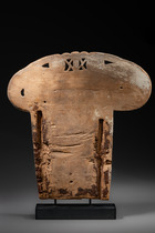 Pare-éclaboussures d'un canoë "lagim", Papouasie-Nouvelle-Guinée, îles Trobriand, Massim, Taille: H: 40 cm, B: 38,5 cm (H: 15.7 inch, B: 15.2 inch), ID: 3053153 - 2/3