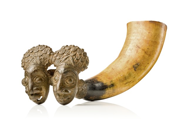 Prestige drinking horn "ndunyet" for palm wine, Cameroon Grassfields, Bamum, Size: L: 28 cm (L: 11.0 inch), ID: 3053183