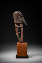 Figure ancestrale "korwar" avec bouclier, fin 19e / début 20e siècle, Indonésie, Papouasie occidentale (Irian Jaya) – Île Yapen, Taille: H: 15,5 cm (H: 6.1 inch), ID: 3053196 - 3/6