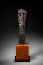 Figure ancestrale "korwar" avec bouclier, fin 19e / début 20e siècle, Indonésie, Papouasie occidentale (Irian Jaya) – Île Yapen, Taille: H: 15,5 cm (H: 6.1 inch), ID: 3053196 - 5/6