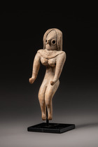 Idole féminine, période VII, vers 2800–2600 av. J.-C., Pakistan, Vallée de l'Indus, Mehrgarh, Taille: H: 11,2 cm (H: 4.4 inch), ID: 3053276 - 2/5