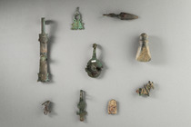 Ensemble de divers éléments d'applique et fibules, Romain, mérovingien, Taille: H: 4,3 cm - 17,3 cm (H: 1.7 inch - 6.8 inch), ID: 3053535 - 2/2