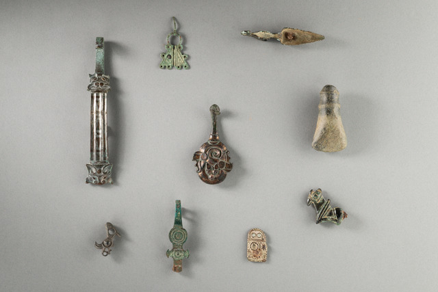 Konvolut diverser Beschläge und Fibeln, Römisch, Merowingisch, Größe: H: 4,3 cm - 17,3 cm (H: 1.7 inch - 6.8 inch), ID: 3053535