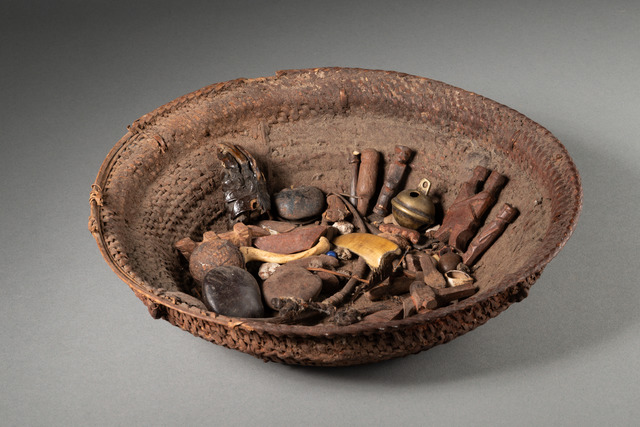 Divination basket, D. R. Congo, Chokwe, Size: D: 28 cm (D: 11.0 inch), ID: 3053242