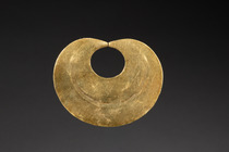 Nose/Ear pendant, 500 - 1000 AD, Colombia, Quimbaya, Size: H: 5,5 cm x L: 7,2 cm (H: 2.2 inch x L: 2.8 inch), ID: 3053489 - 2/2