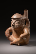 Gabelhalsgefäß: Sitzender Mann, Moche II - III, ca. 200 - 450 n.Chr., Peru, Moche, Größe: H: 18,5 cm (H: 7.3 inch), ID: 3053287 - 2/6
