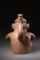 Gabelhalsgefäß: Sitzender Mann, Moche II - III, ca. 200 - 450 n.Chr., Peru, Moche, Größe: H: 18,5 cm (H: 7.3 inch), ID: 3053287 - 4/6