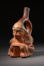 Stirrup-spout vessel in the form of a crouching woman with child, Moche III - IV, ca. 300 bis 600 AD, Peru, Moche, Size: H: 23 cm (H: 9.1 inch), ID: 3053301 - 2/6