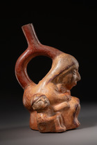Stirrup-spout vessel in the form of a crouching woman with child, Moche III - IV, ca. 300 bis 600 AD, Peru, Moche, Size: H: 23 cm (H: 9.1 inch), ID: 3053301 - 3/6