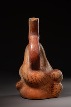 Stirrup-spout vessel in the form of a crouching woman with child, Moche III - IV, ca. 300 bis 600 AD, Peru, Moche, Size: H: 23 cm (H: 9.1 inch), ID: 3053301 - 4/6