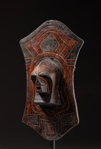 Schildförmiges Paneel "kalengula" mit "kifwebe"- Maske, D. R. Kongo, Songe, Größe: H: 33 cm (H: 13.0 inch), ID: 3053401 - 2/5