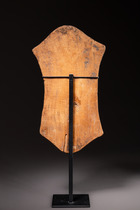 Schildförmiges Paneel "kalengula" mit "kifwebe"- Maske, D. R. Kongo, Songe, Größe: H: 33 cm (H: 13.0 inch), ID: 3053401 - 4/5