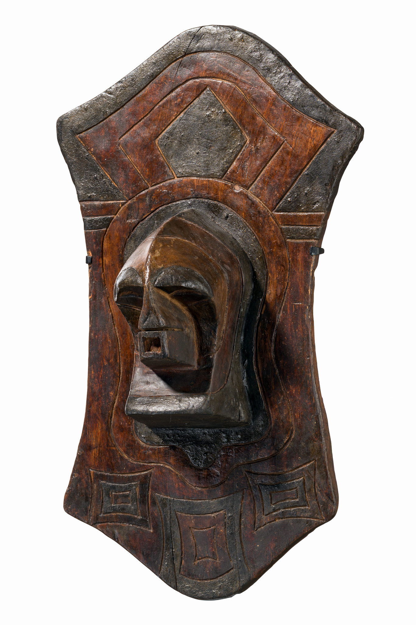 Schildförmiges Paneel "kalengula" mit "kifwebe"- Maske, D. R. Kongo, Songe, Größe: H: 33 cm (H: 13.0 inch), ID: 3053401