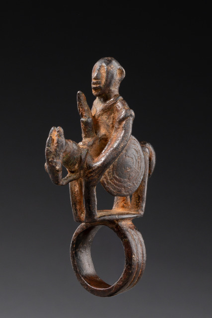 Ring mit Reiterfigur, Mali, Dogon, Größe: H: 7,5 cm D: 2 cm (H: 3.0 inch D: 0.8 inch), ID: 3053363