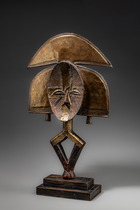 Reliquiarwächterfigur "mbulu-ngulu" oder "boho-na-bwete", Gabun, Kota, Größe: H: 62 cm (H: 24.4 inch), ID: 3053424 - 3/4