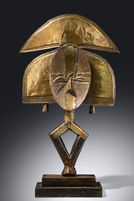 Figure gardienne de reliquaire " mbulu-ngulu " ou " boho-na-bwete ", Gabon, Kota, Taille: H: 62 cm (H: 24.4 inch), ID: 3053424