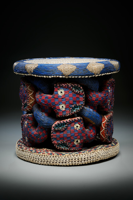 Siège-trône "rü mfo", Grassfields du Cameroun, Bamum, Nji Nkome ou son atelier, Taille: H: 69 cm D: 76 cm (H: 27.2 inch D: 29.9 inch), ID: 3053600