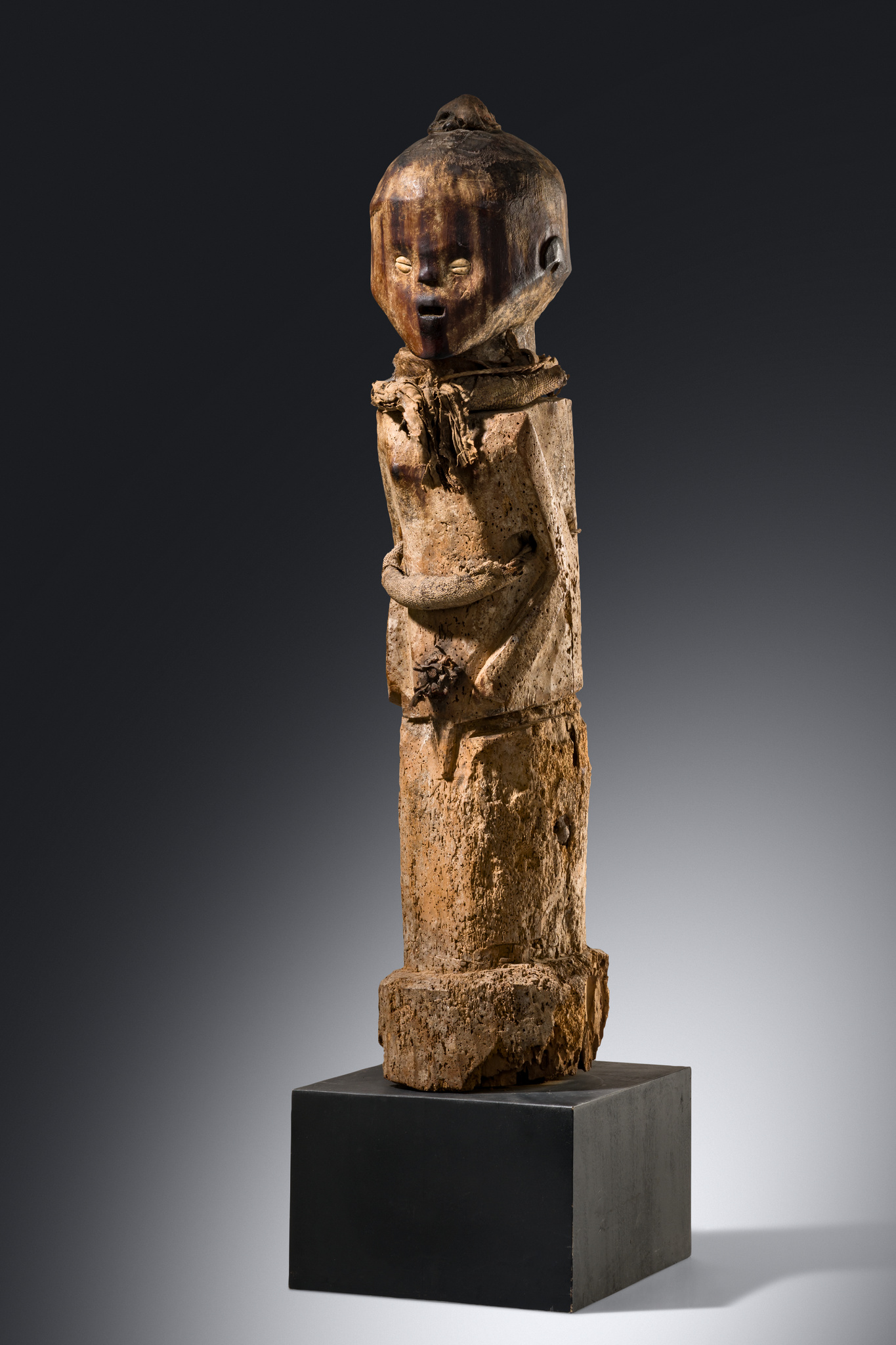 Große Fetischfigur "nkisi", D. R. Kongo, Songe, Größe: H: 83 cm (H: 32.7 inch), ID: 3053445